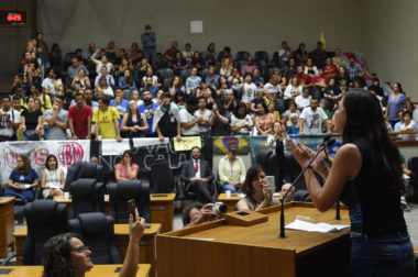 Reunião cojunta de CECE e CEDECONDH sobre manifestações político-partidárias nas escolas privadas de Porto Alegre. Na foto, a vereadora Fernanda Melchionna.