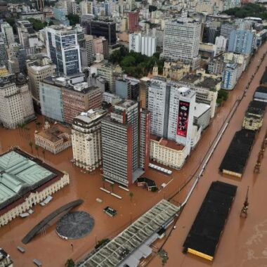 drone-mostra-o-centro-de-porto-alegre-rs-inundado-neste-domingo-5-1714935188637_v2_450x450